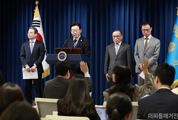 이재명 대통령이 14일 서울 용산 대통령실에서 한·미 간 관세·안보 합의를 문서화하는 조인트 팩트시트(JFS·합동설명자료) 관련 발표를 마친 뒤 취재진 질문을 받고 있다. 왼쪽부터 김용범 정책실장, 이 대통령, 위성락 국가안보실장, 이규연 홍보소통수석. @뉴시스