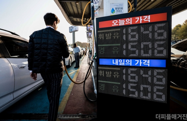 전국 주유소 휘발유 가격이 2주 연속 상승했다. 11월 첫째 주 휘발유 평균 판매가격은 리터(L)당 1685.6원으로 전주 대비 19.1원 상승했다. 경유 판매가격은 26.5원 상승한 1568.2원이다. 휘발유와 경유 판매가격은 2주 연속 상승 중이다. @뉴시스