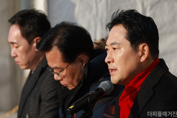 장동혁 국민의힘 대표가 15일 서울 여의도 국회 본관에 마련된 천막에서 열린 최고위원회의에서 발언하고 있다. @뉴시스