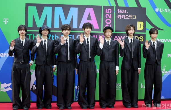 그룹 아이딧이 20일 오후 서울 구로구 고척스카이돔에서 열린 2025 멜론뮤직어워드(MMA2025) 레드카펫을 밟고 있다. @뉴시스