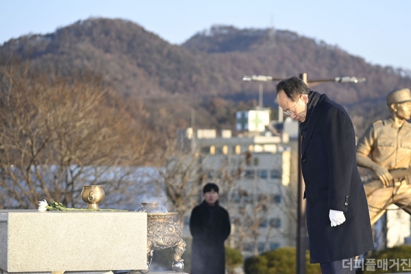 2일 오전 달성군 충혼탑에서 열린 ‘2026년 병오년 새해 참배’ 행사에서 추경호 국회의원이 헌화 후 묵념하고 있다. @달성군