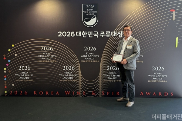 '2026 대한민국 주류대상' 우리술 증류주 부문에서 대상을 수상한 경북 예천군 농업회사법인 ㈜착한농부 관계자가 지역 사과 특산주 '춘희(春姬)' 수상 후 기념촬영을 하고 있다. @예천군