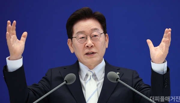 이재명 대통령이 8일 청와대 영빈관에서 열린 취임 1주년 기자회견 '대체불가 대한민국'에서 발언하고 있다. 사진=뉴시스