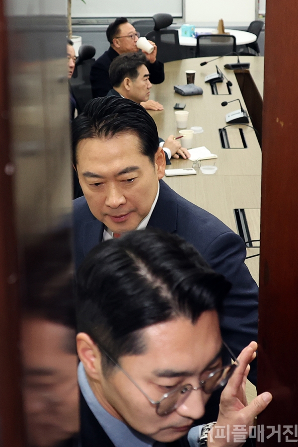 장동혁 국민의힘 대표가 15일 오전 서울 여의도 국회에서 초재선모임 '대안과 미래' 소속 의원들과 면담을 끝낸 뒤 회의실에서 나오고 있다. @뉴시스