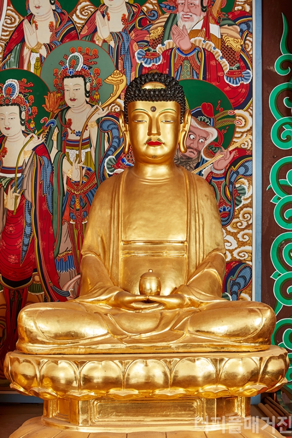 경상북도 유형문화유산으로 지정된 경북 예천군 용문사 소조약사여래좌상의 전면 모습. 사진=예천군 제공